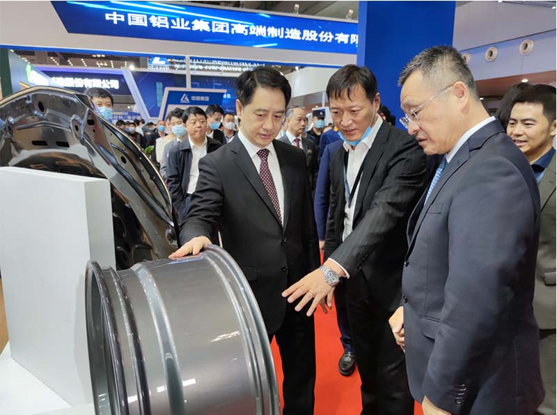 铝板厂家_全国政协常委、中国有色金属工业协会党委书记葛红林等领导到公司展位参观指导